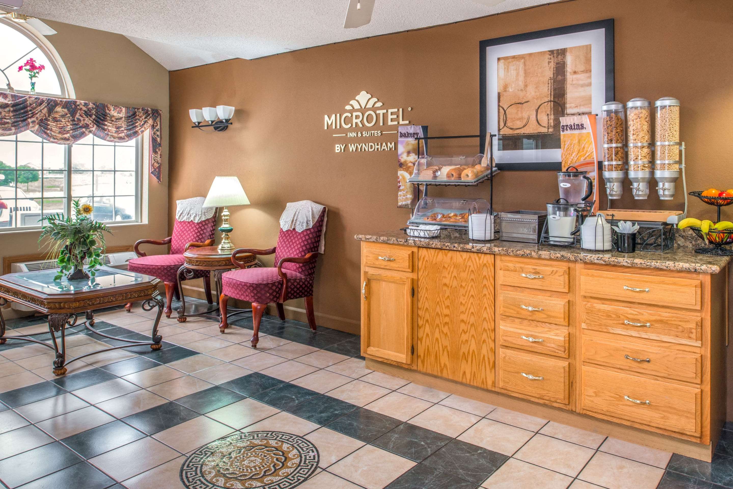 Breakfast Area | Microtel Inn & Suites Lincoln