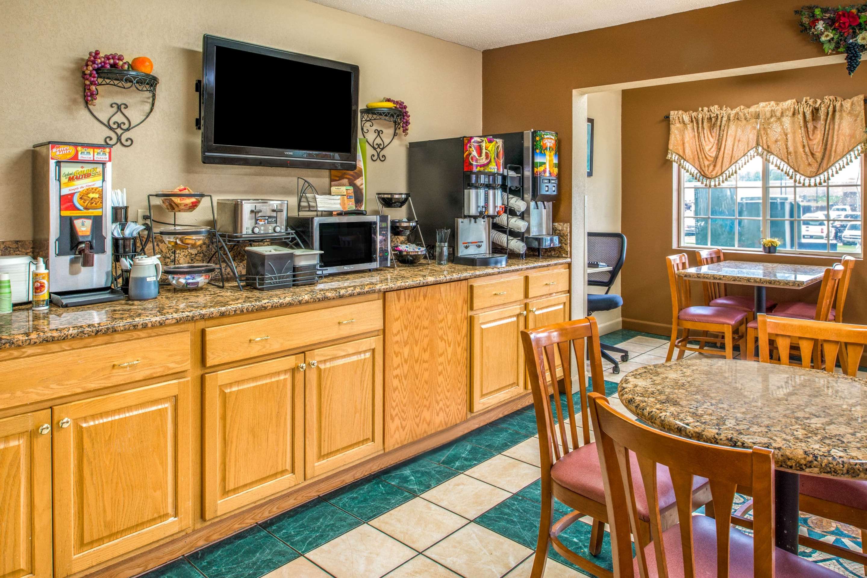 Breakfast Area | Microtel Inn & Suites Lincoln