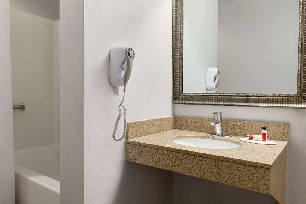 MICROTEL INN & SUITES BY WYNDHAM LI-guestroom-Guest Room,Bathroom,Tub,Accessibility,On-Site.jpg