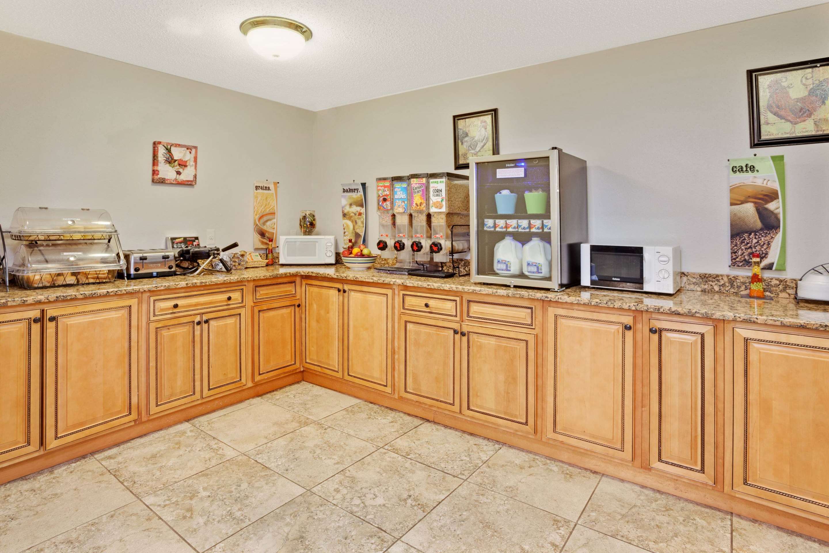 Breakfast Area | Microtel Inn & Suites by Wyndham Detroit Roseville