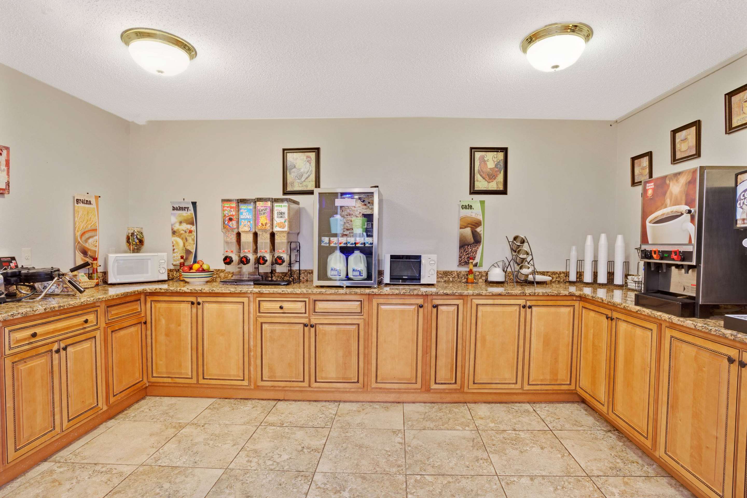 Breakfast Area | Microtel Inn & Suites by Wyndham Detroit Roseville