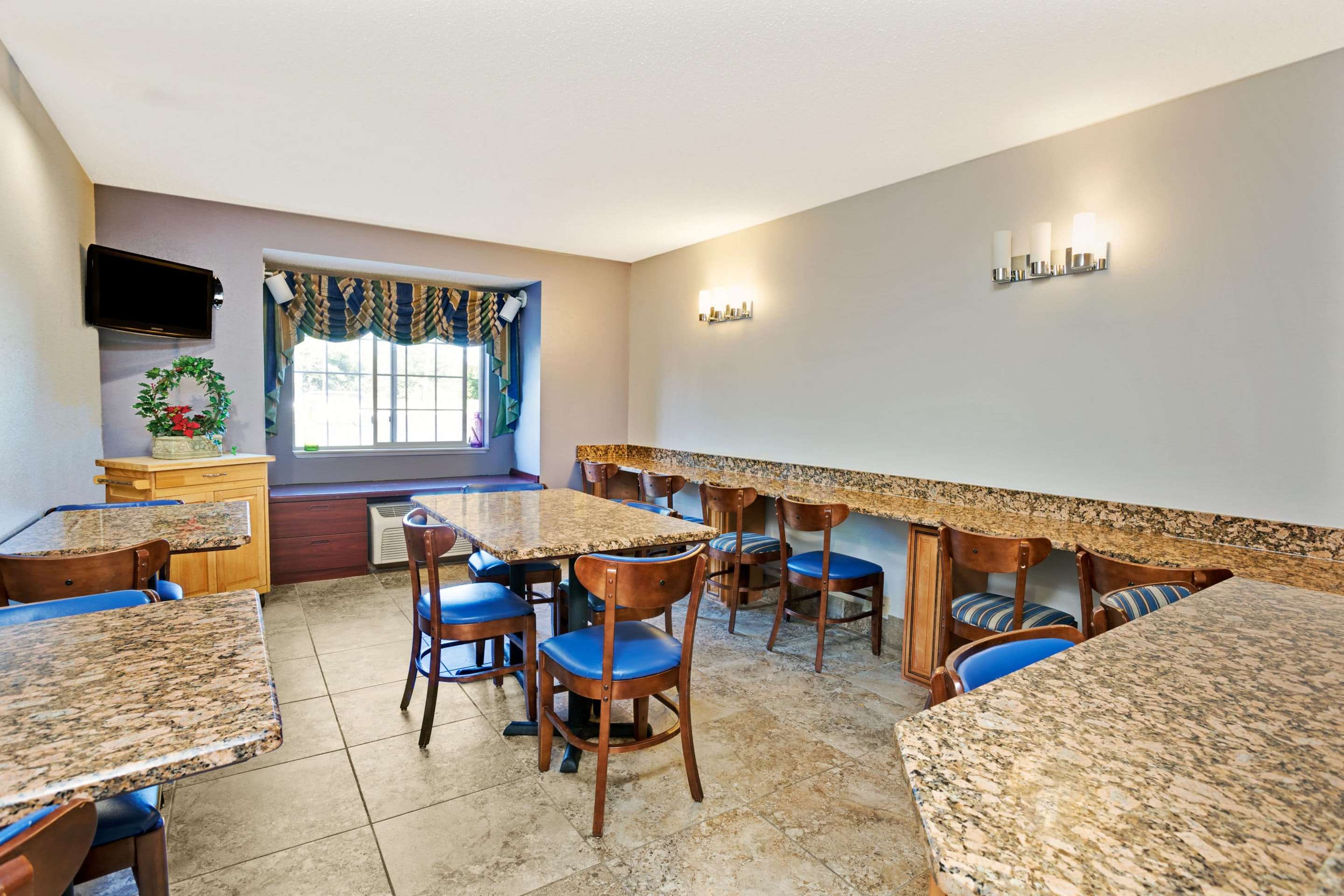 Breakfast Area | Microtel Inn & Suites by Wyndham Detroit Roseville