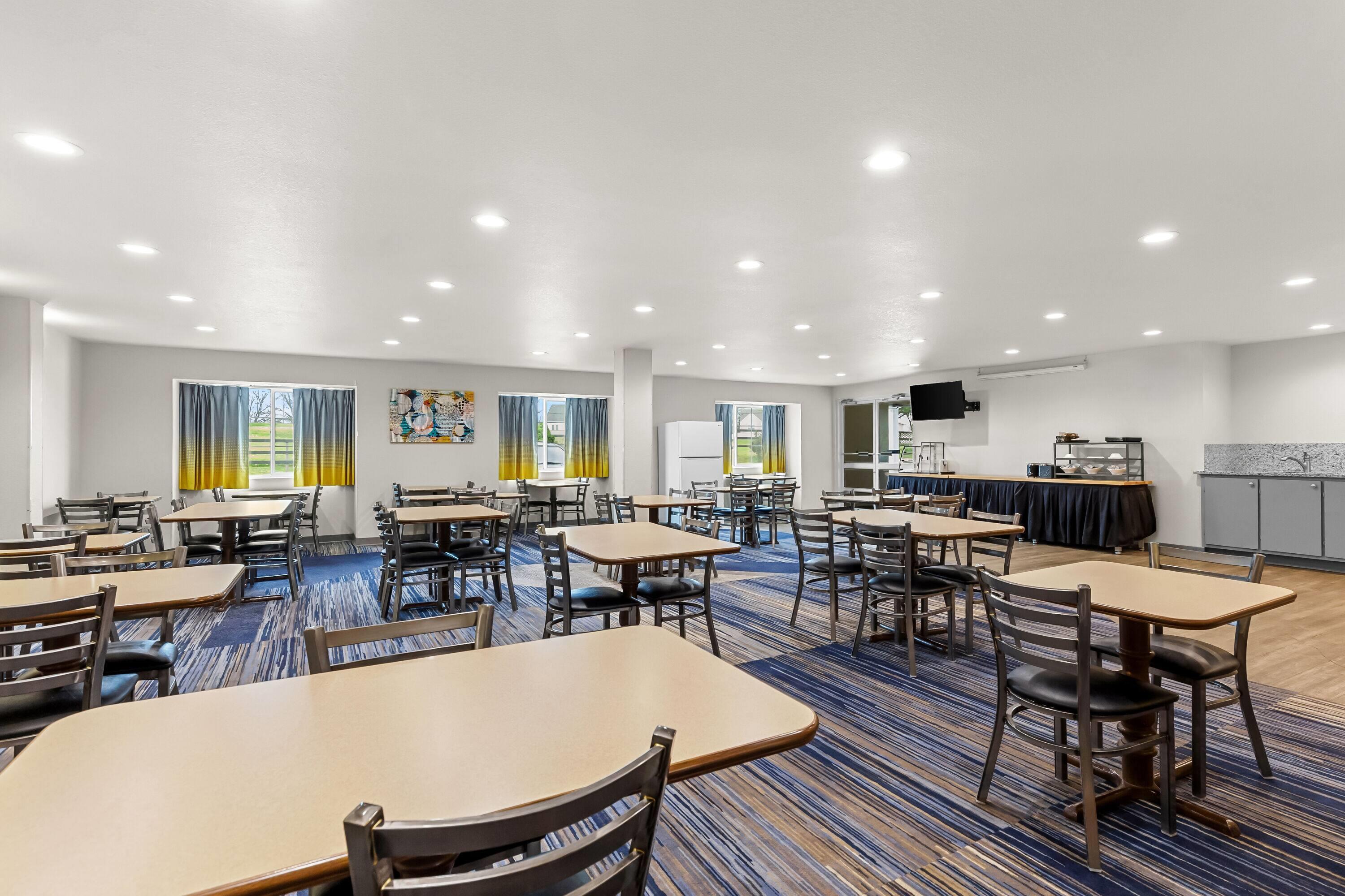 Breakfast Area | Microtel Inn & Suites by Wyndham Sainte Genevieve