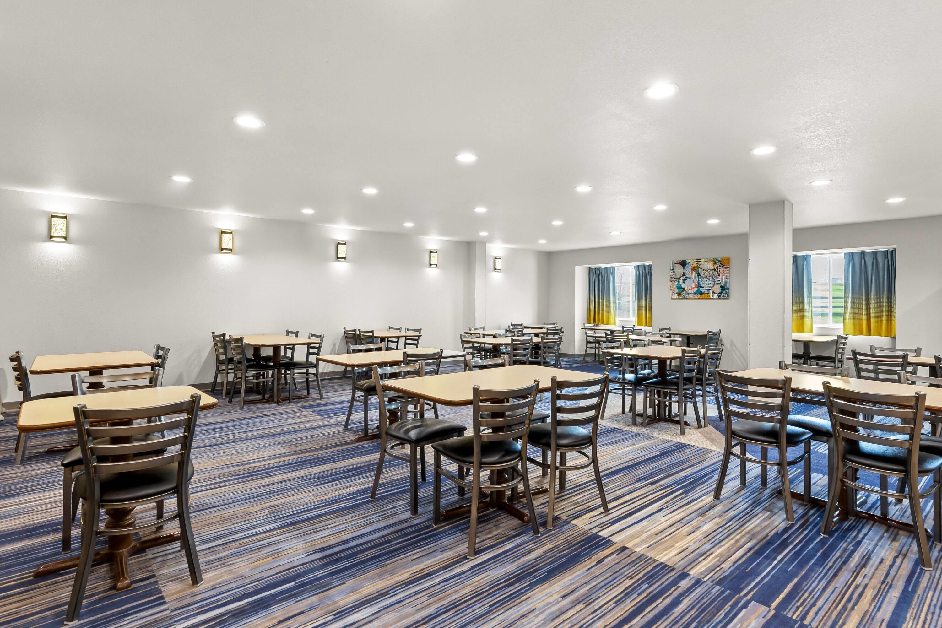 Breakfast Area | Microtel Inn & Suites by Wyndham Sainte Genevieve
