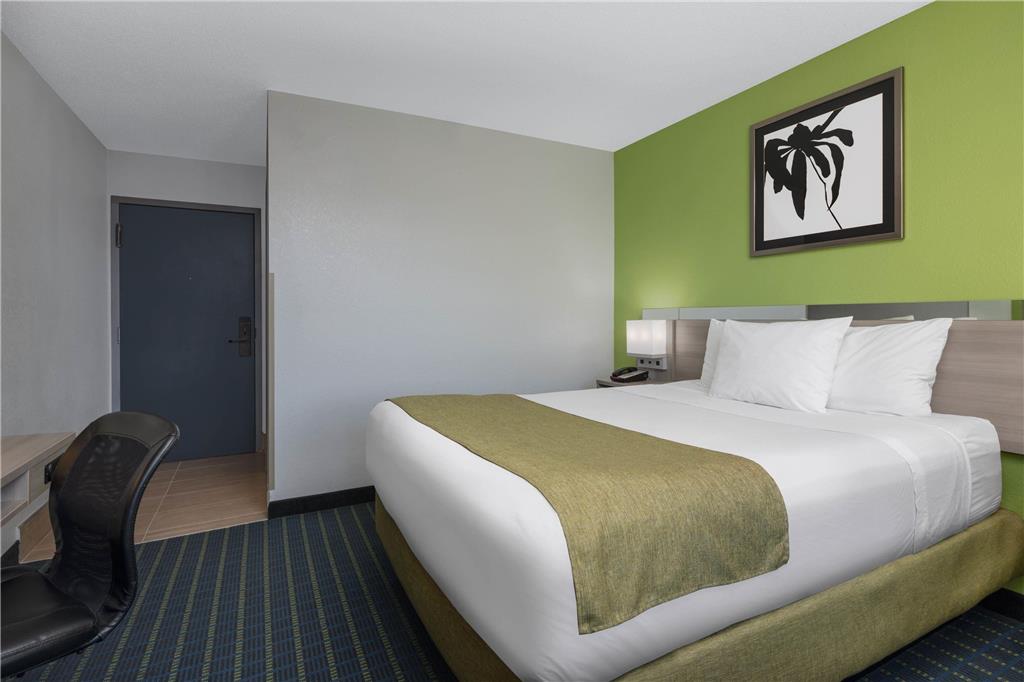 MICROTEL CORNELIUS LAKE NORMAN-guestroom-Guest Room,On-Site.jpg