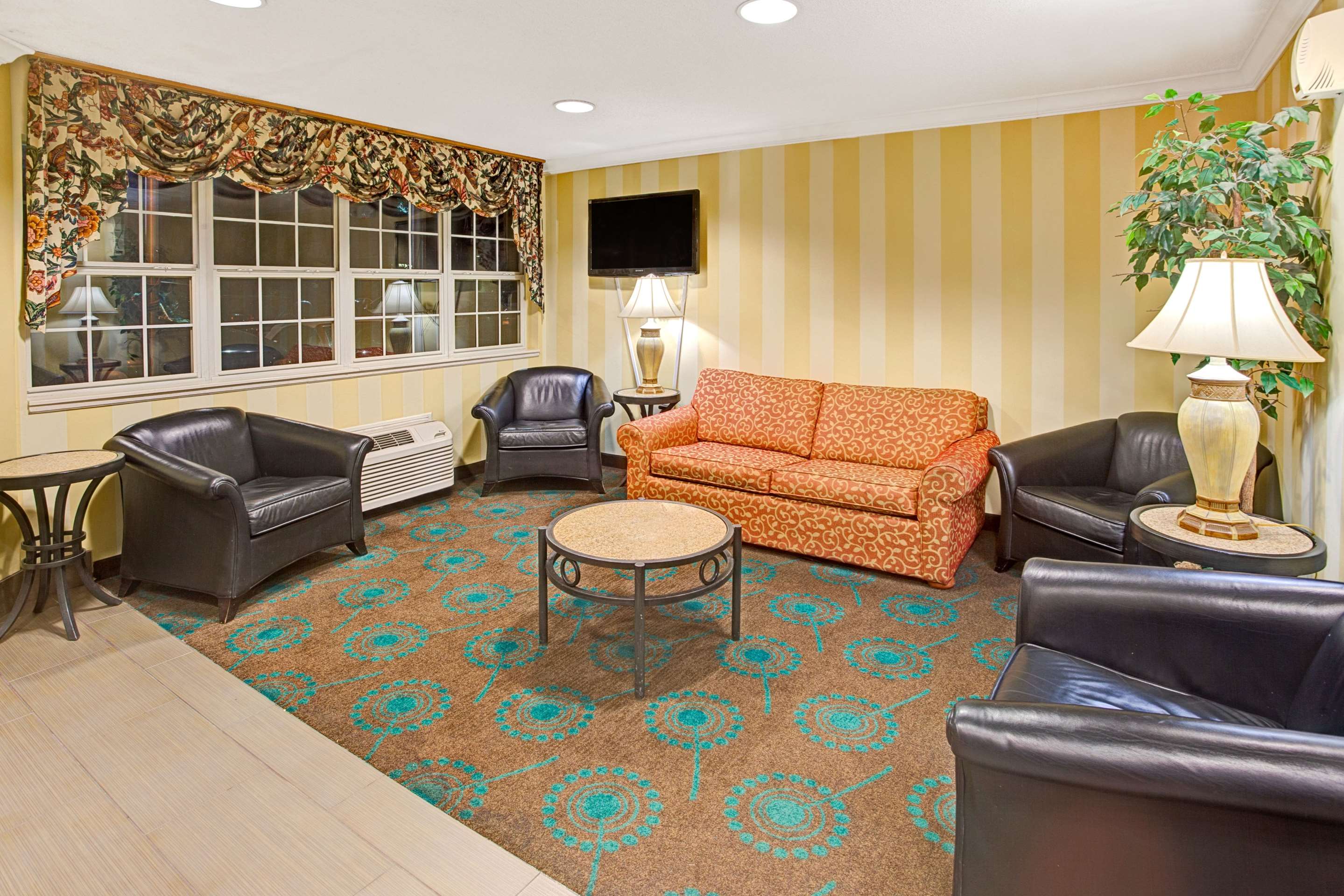 Lobby | Microtel Inn by Wyndham Atlanta Airport