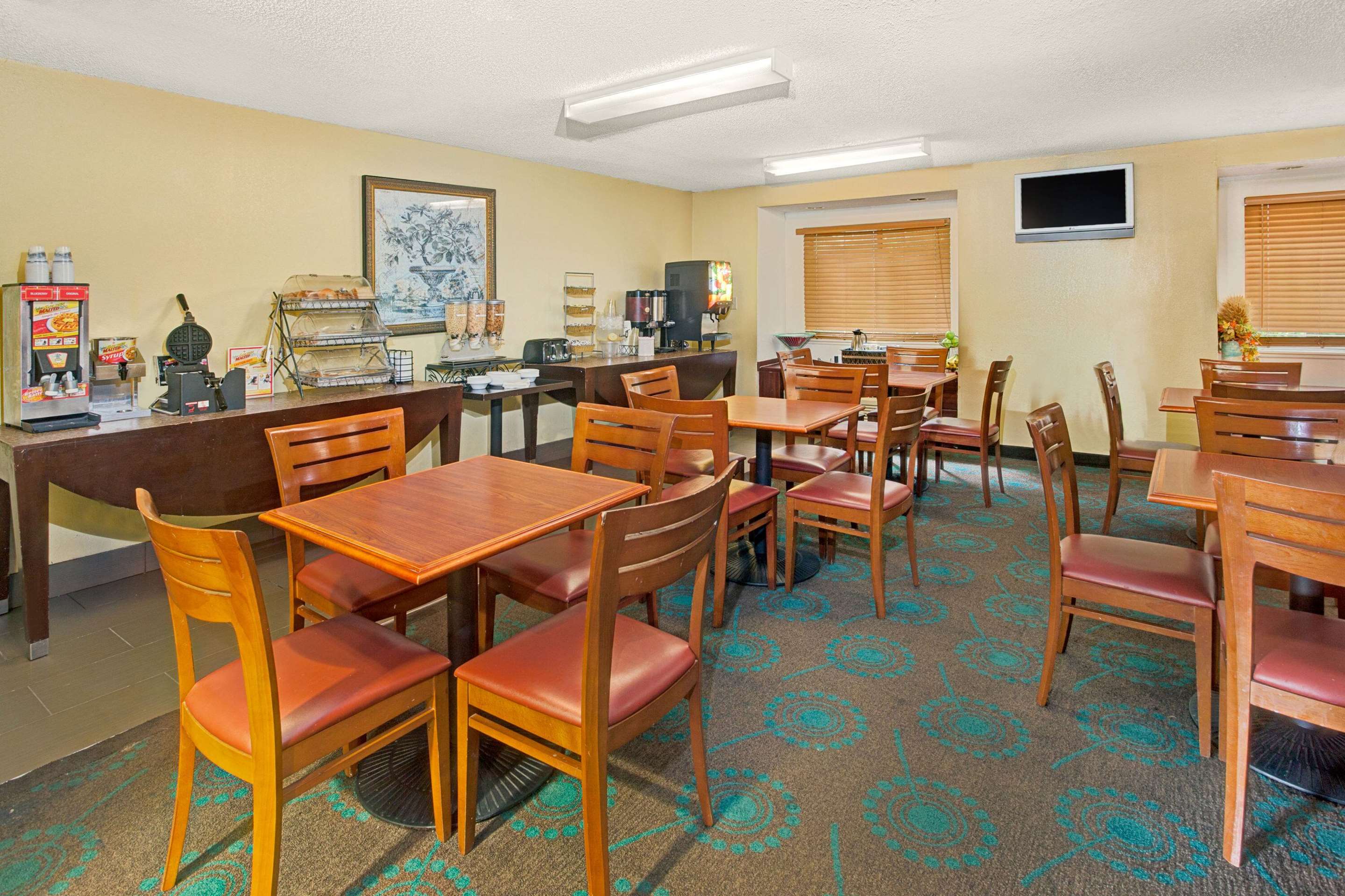 Breakfast Area | Microtel Inn by Wyndham Atlanta Airport