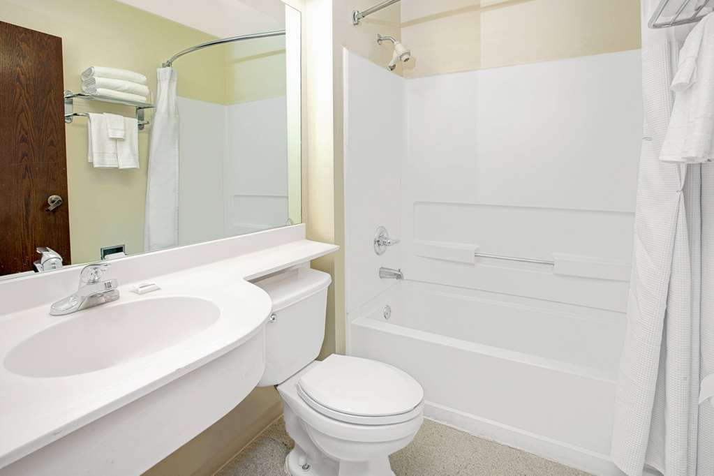 MICROTEL INN & SUITES BY WYNDHAM AT-guestroom-Guest Room,On-Site.jpg