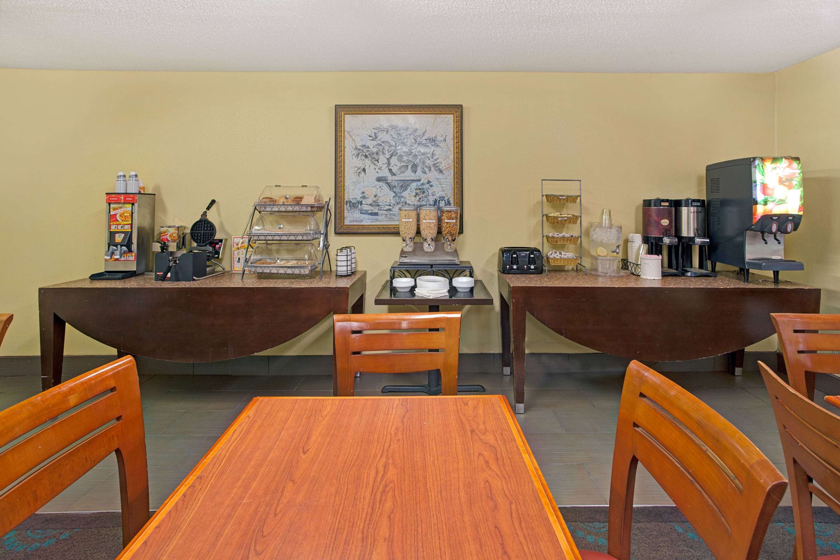 Breakfast Area | Microtel Inn by Wyndham Atlanta Airport
