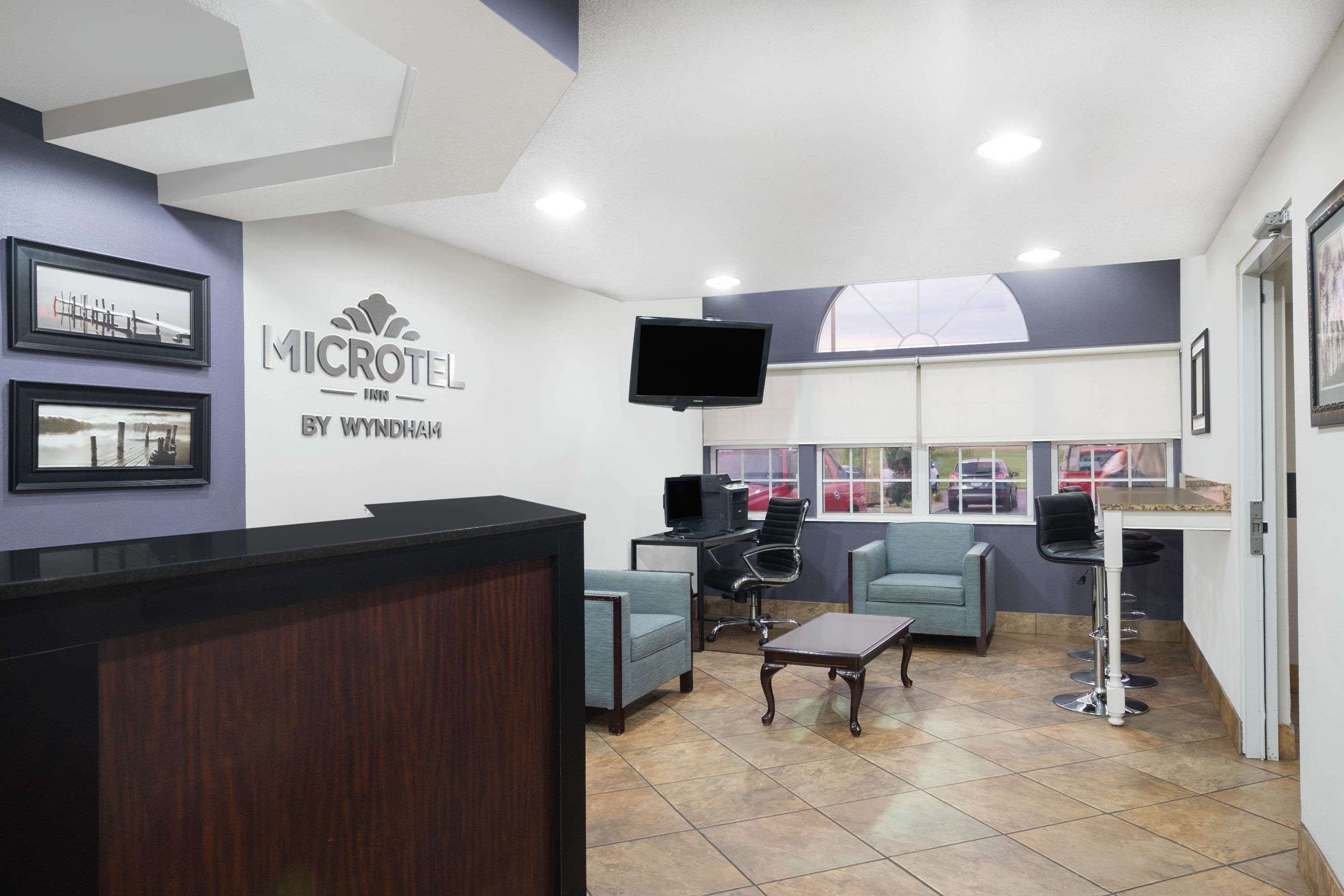 Lobby | Microtel Inn by Wyndham Bowling Green