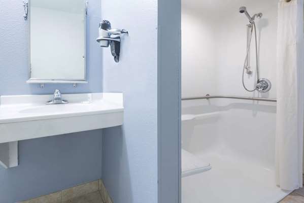  - Microtel Inn & Suites by Wyndham Airport Kansas City - I-29, Exit 13