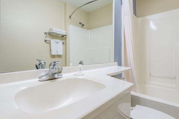  - Microtel Inn & Suites by Wyndham Airport Kansas City - I-29, Exit 13