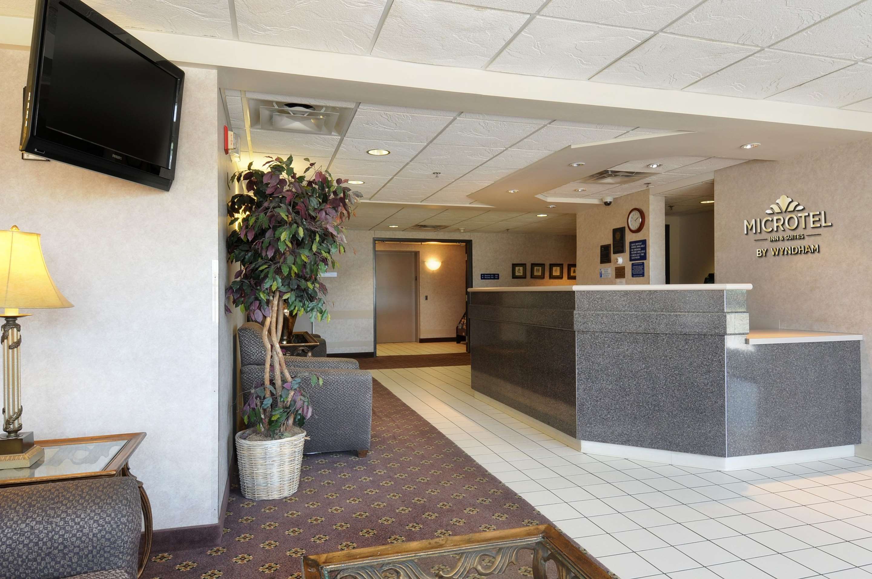 Lobby | Microtel Inn & Suites by Wyndham Bloomington MSP Airport