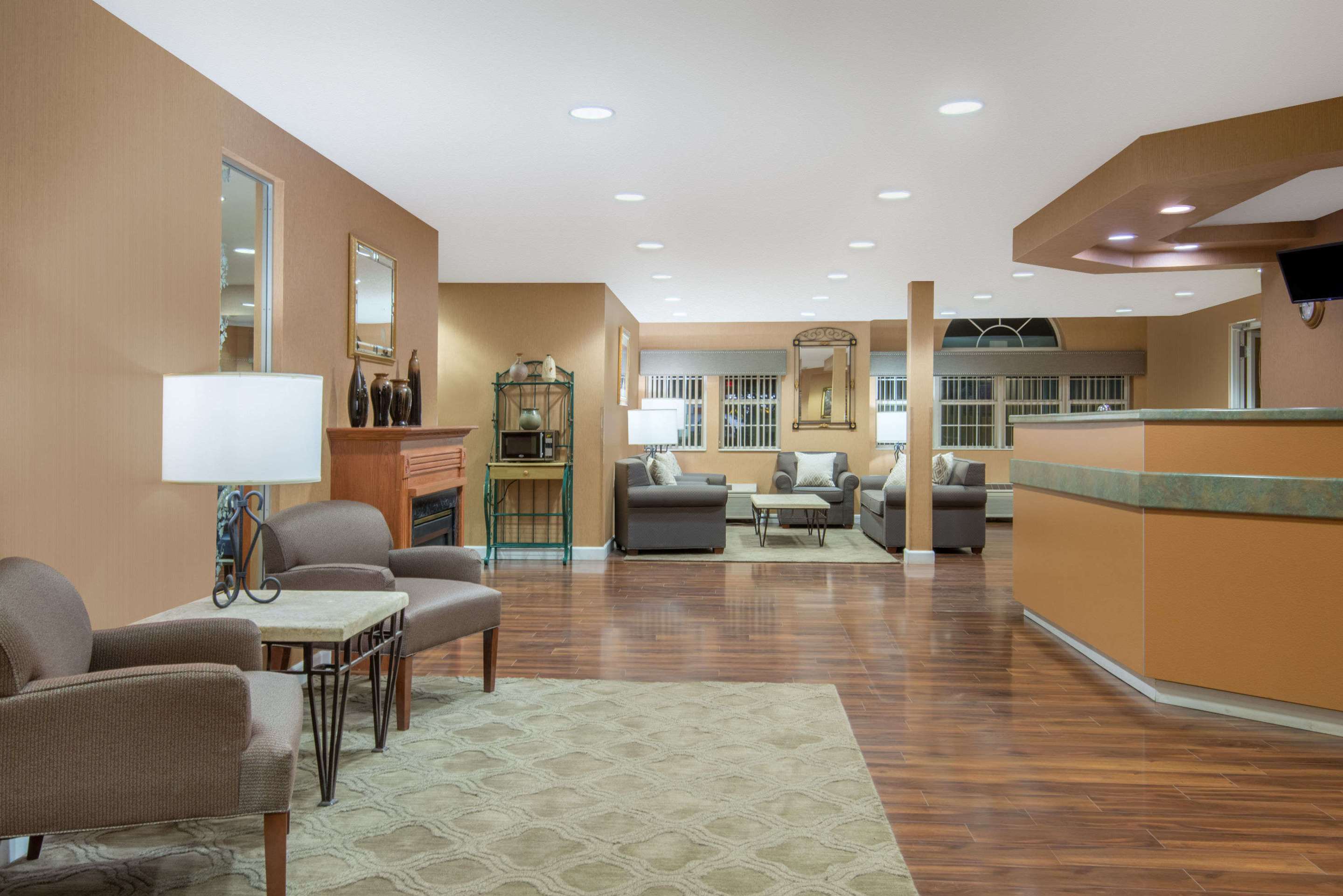 Lobby | Microtel Inn & Suites by Wyndham Raton