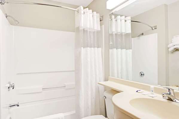  - Microtel Inn & Suites by Wyndham Urbandale - I-35 & I-80, Exit 129