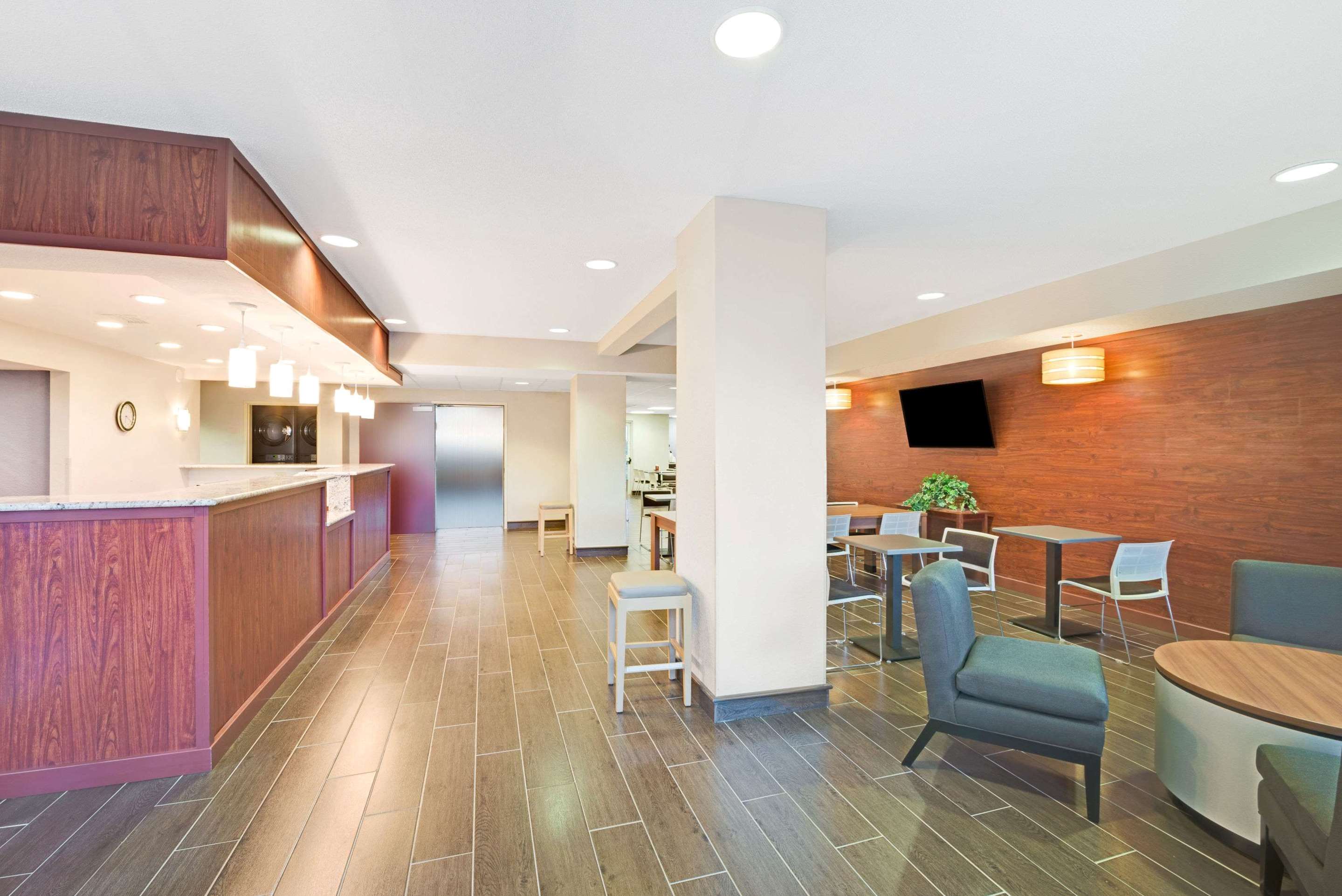 Lobby | Microtel Inn & Suites by Wyndham Urbandale/Des Moines