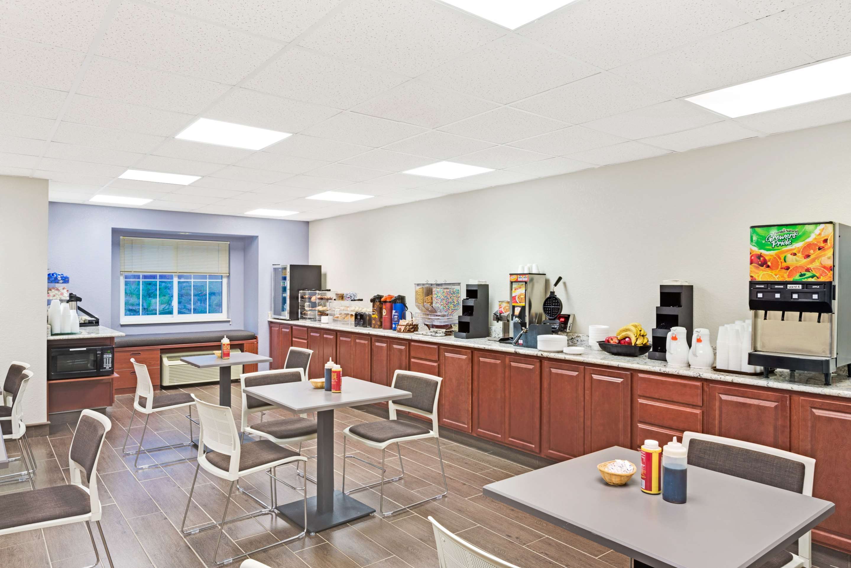 Breakfast Area | Microtel Inn & Suites by Wyndham Urbandale/Des Moines