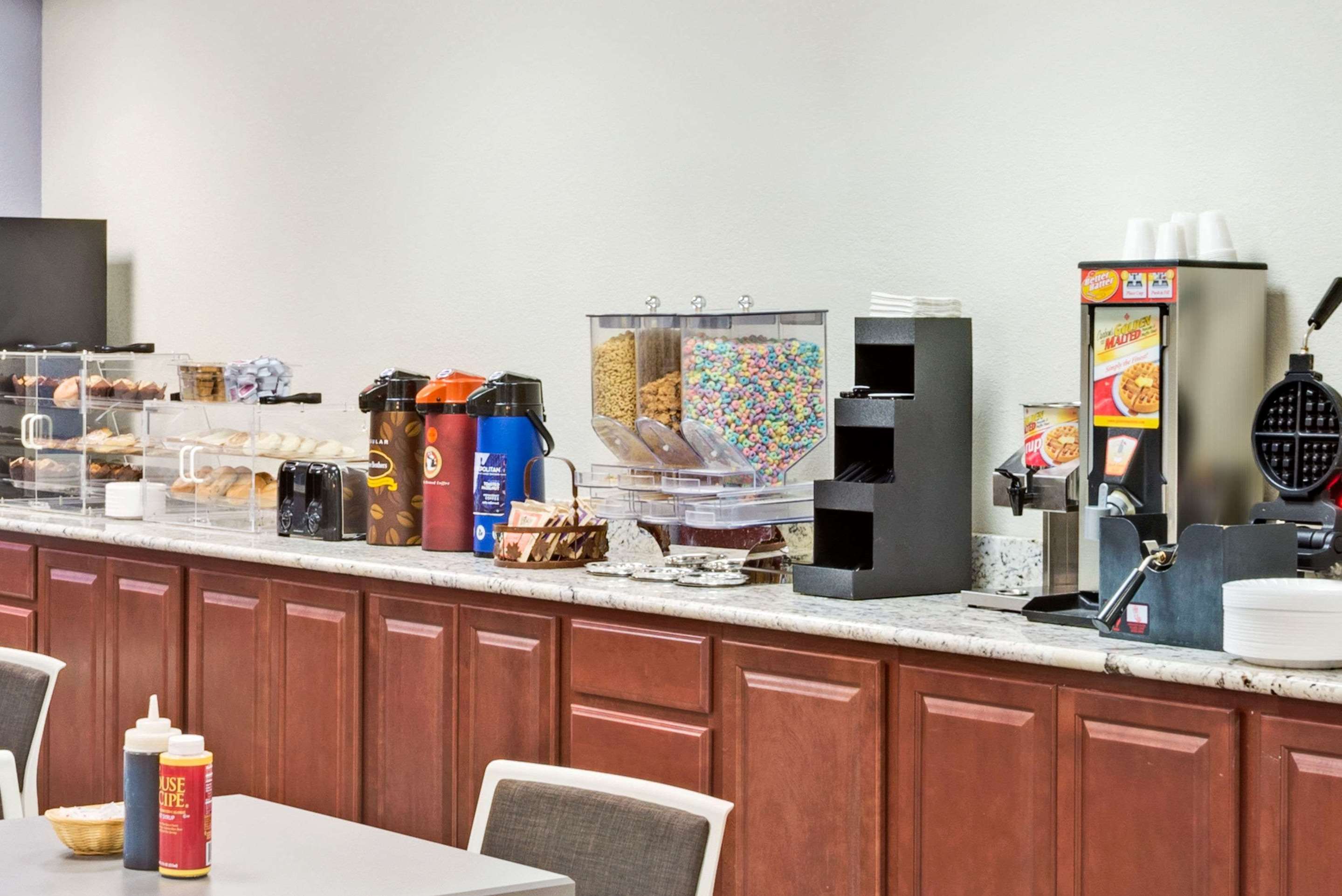 Breakfast Area | Microtel Inn & Suites by Wyndham Urbandale/Des Moines
