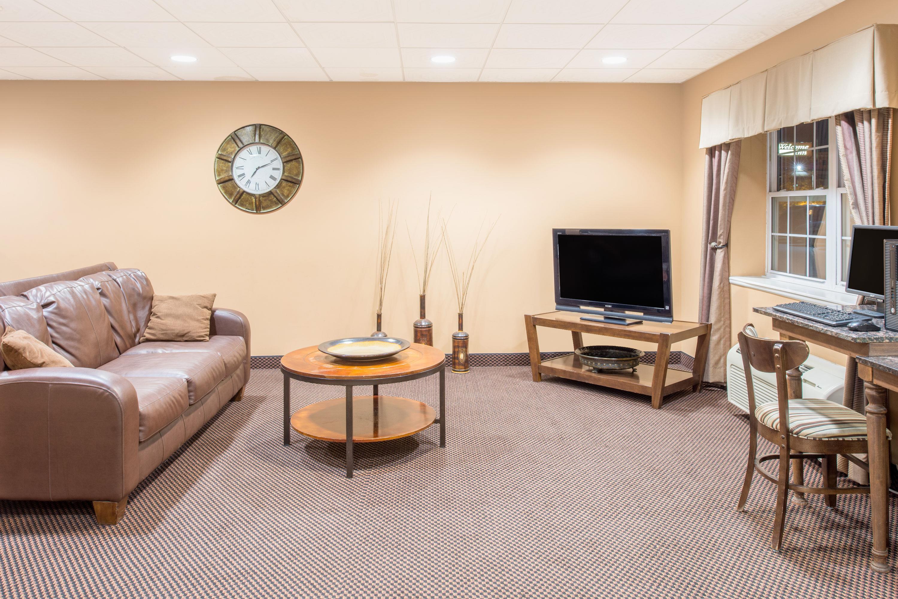 Lobby | Microtel Inn & Suites by Wyndham Quincy