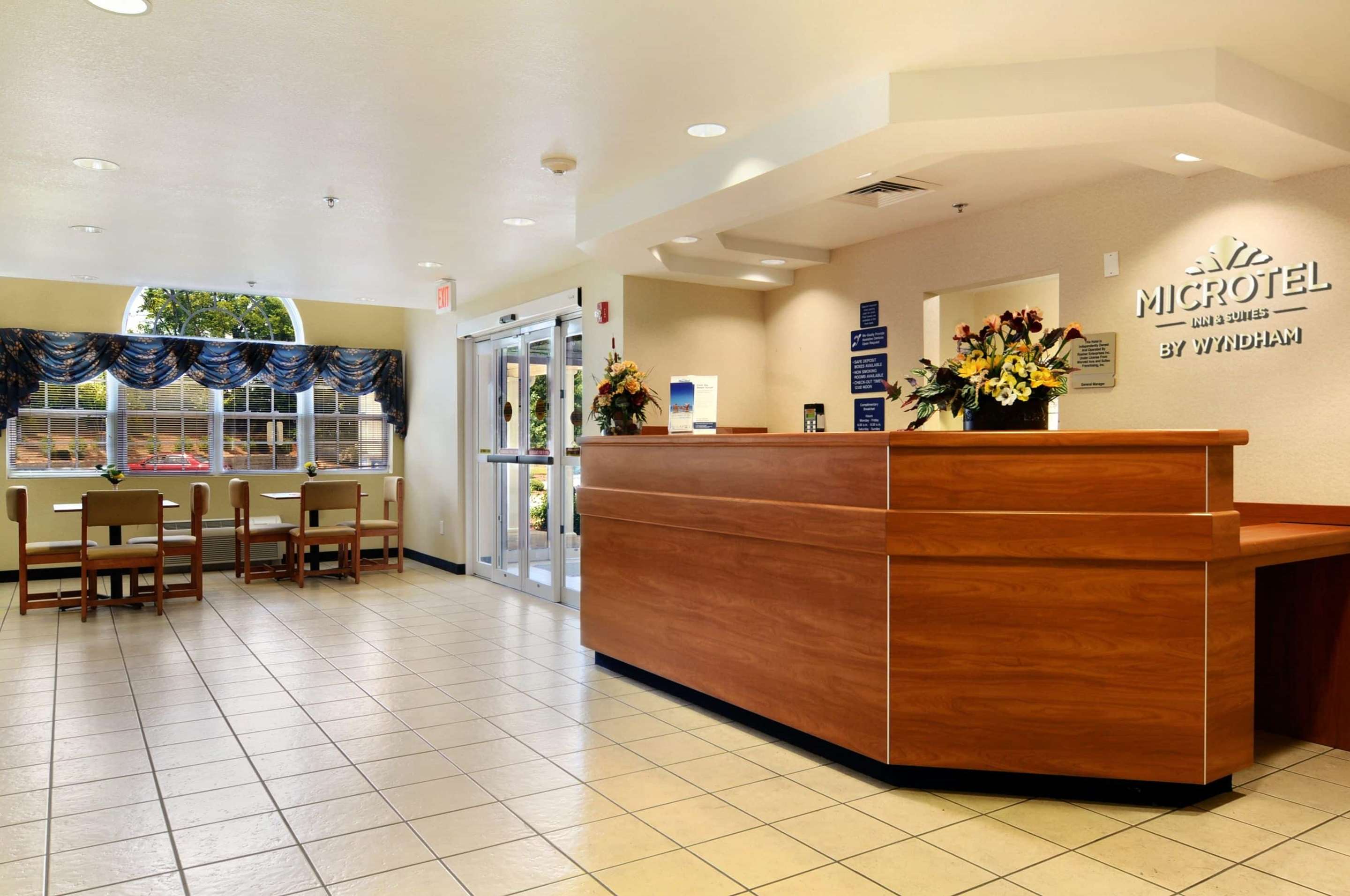 Lobby | Microtel Inn & Suites by Wyndham Huntsville