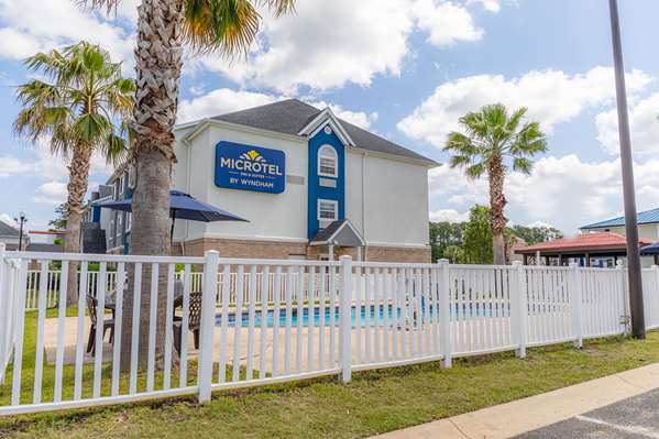 Pool - Microtel Inn & Suites by Wyndham Kingsland - I-95, Exit 3