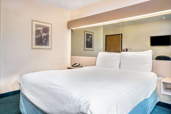  - Microtel Inn & Suites by Wyndham Tomah - I-94, Exit 143