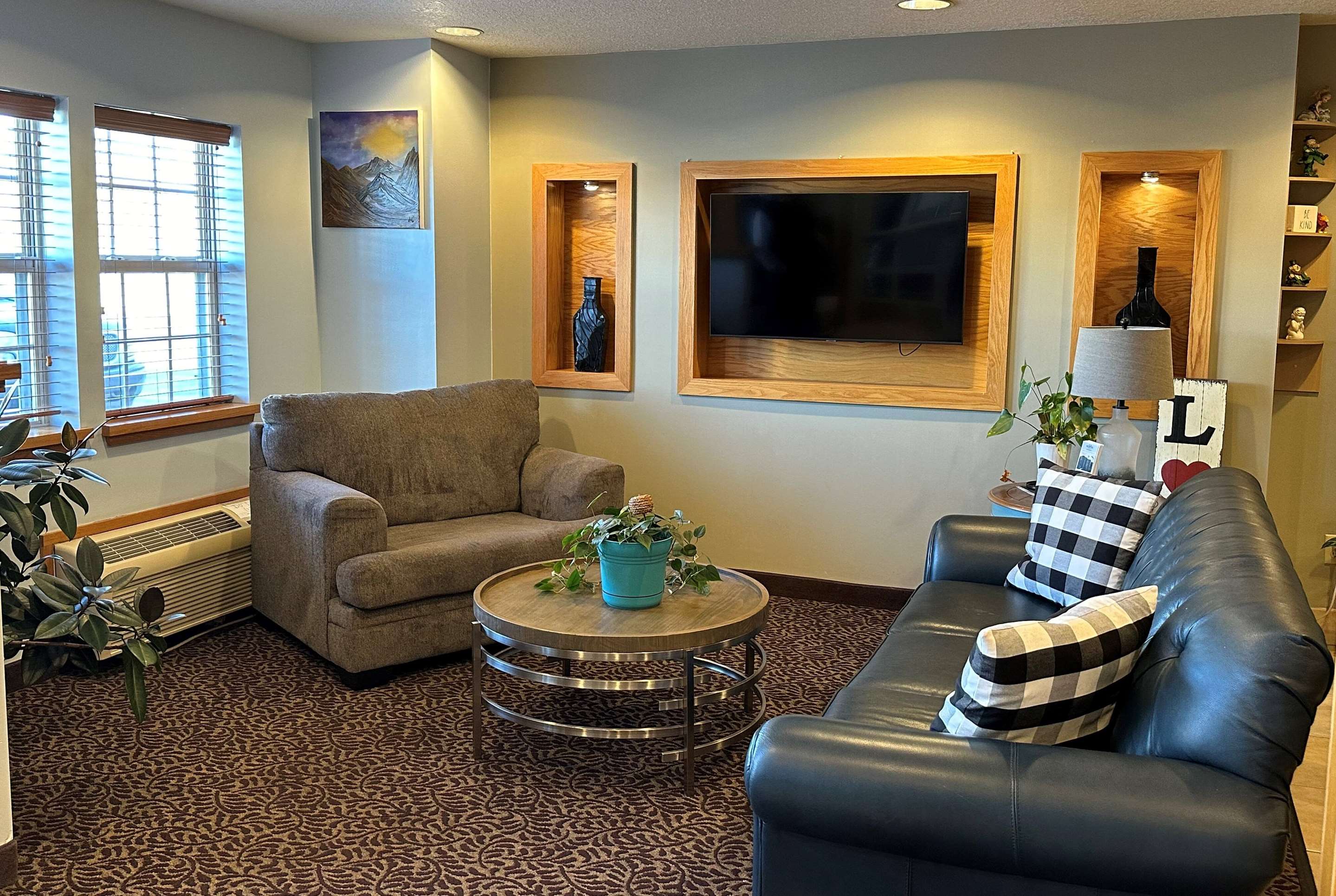 Lobby | Microtel Inn & Suites by Wyndham Tomah