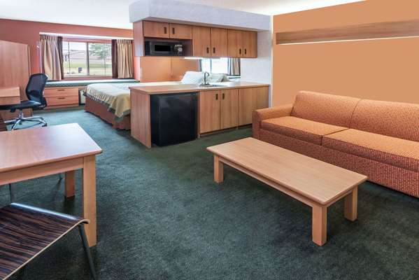Suite - Super 8 Hotel West Columbus - I-70, Exit 91