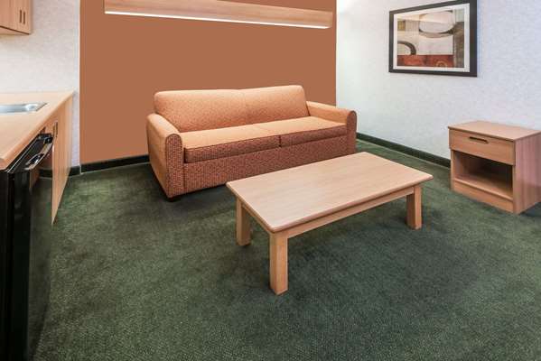 Suite - Super 8 Hotel West Columbus - I-70, Exit 91