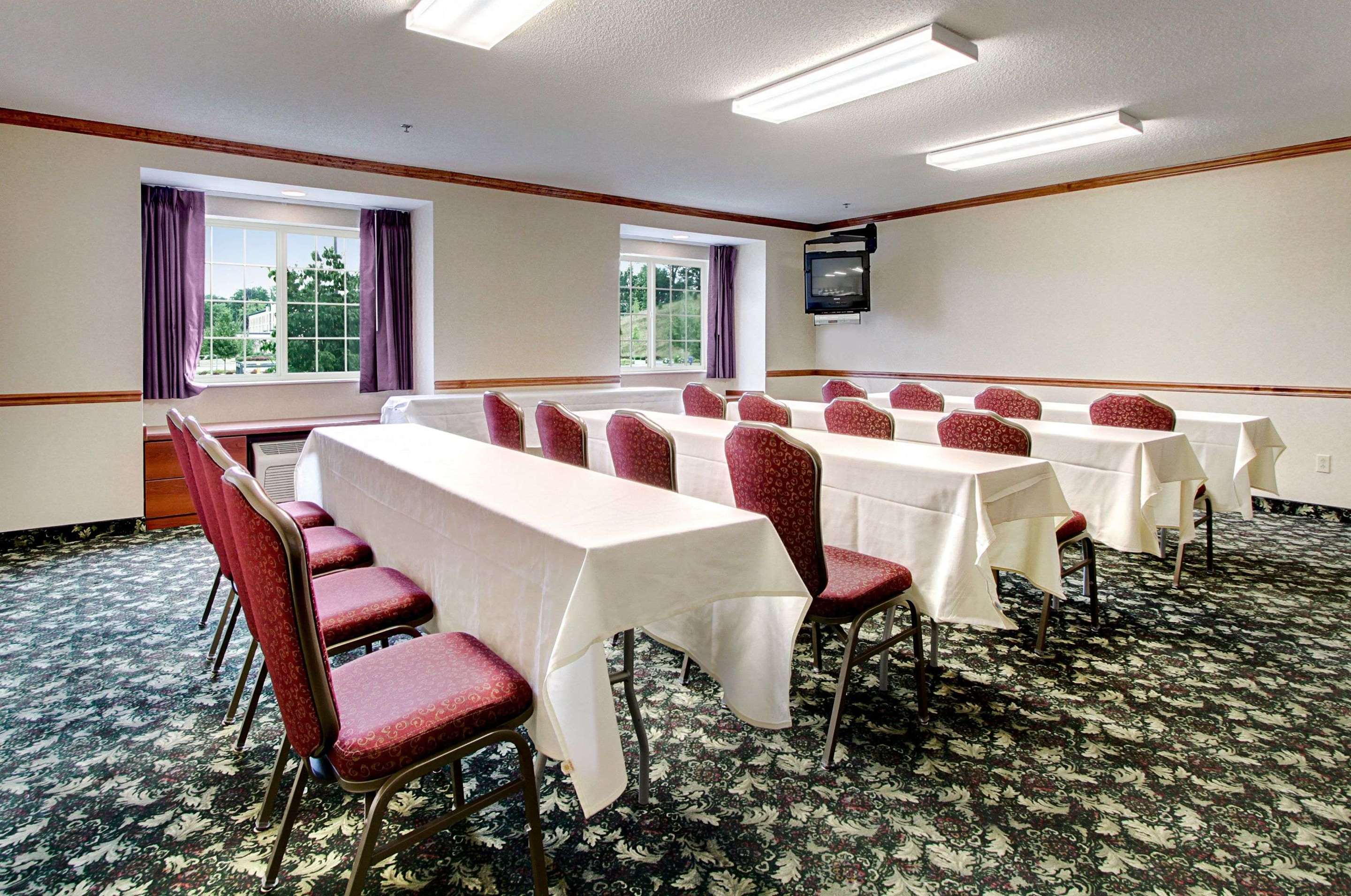 Meeting Room | Microtel Inn & Suites by Wyndham Bridgeport