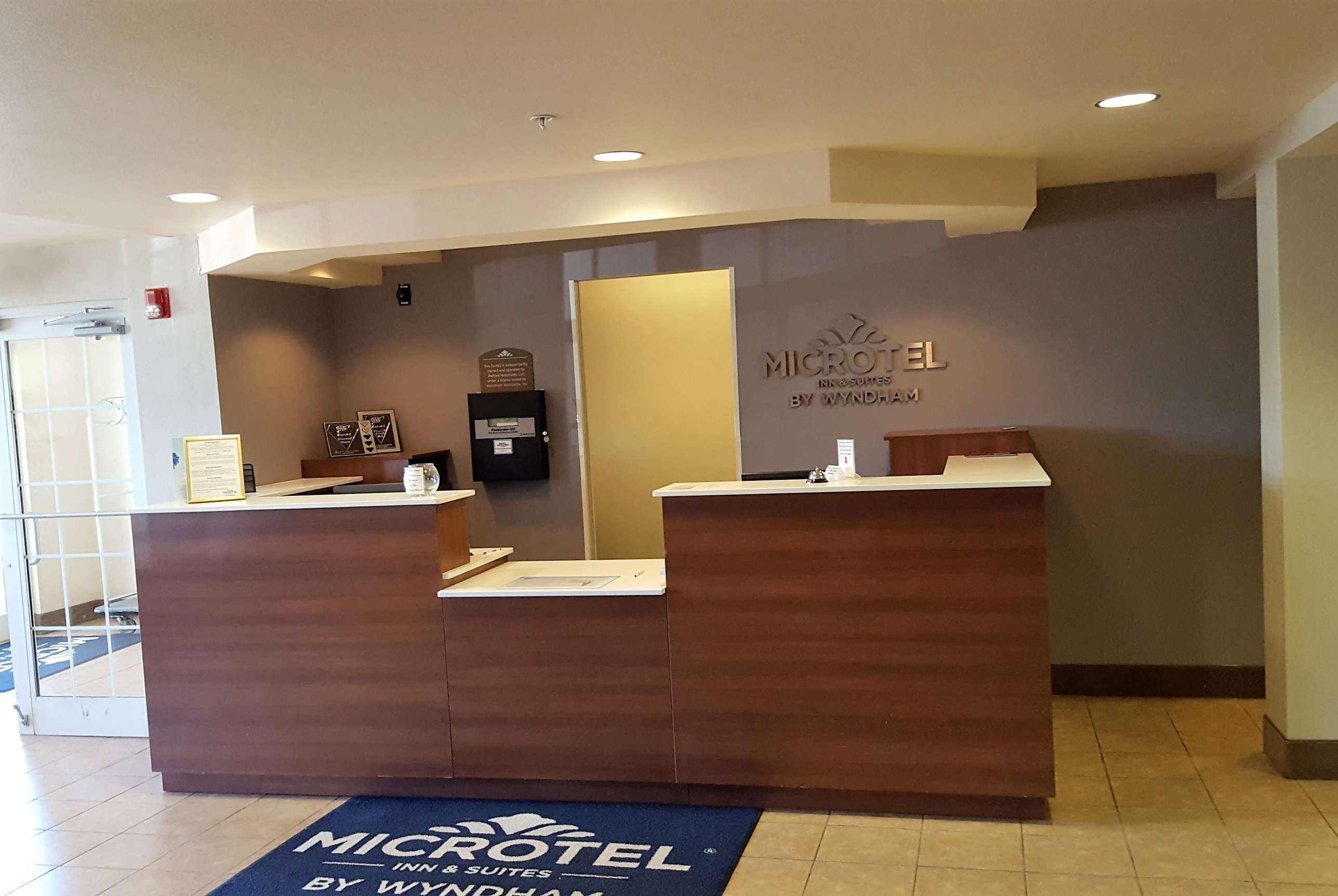 Lobby | Microtel Inn & Suites by Wyndham Bellevue/Omaha
