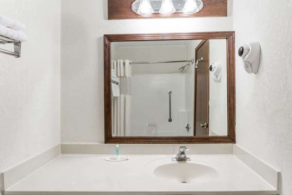  - Baymont Inn & Suites Greensboro - I-40, Exit 217