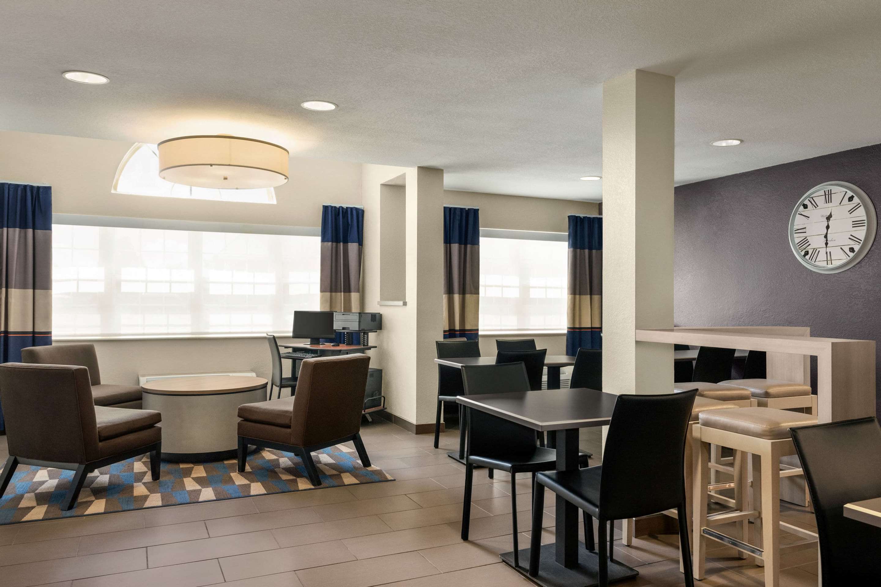 Lobby | Microtel Inn & Suites by Wyndham Inver Grove Heights/Minneap