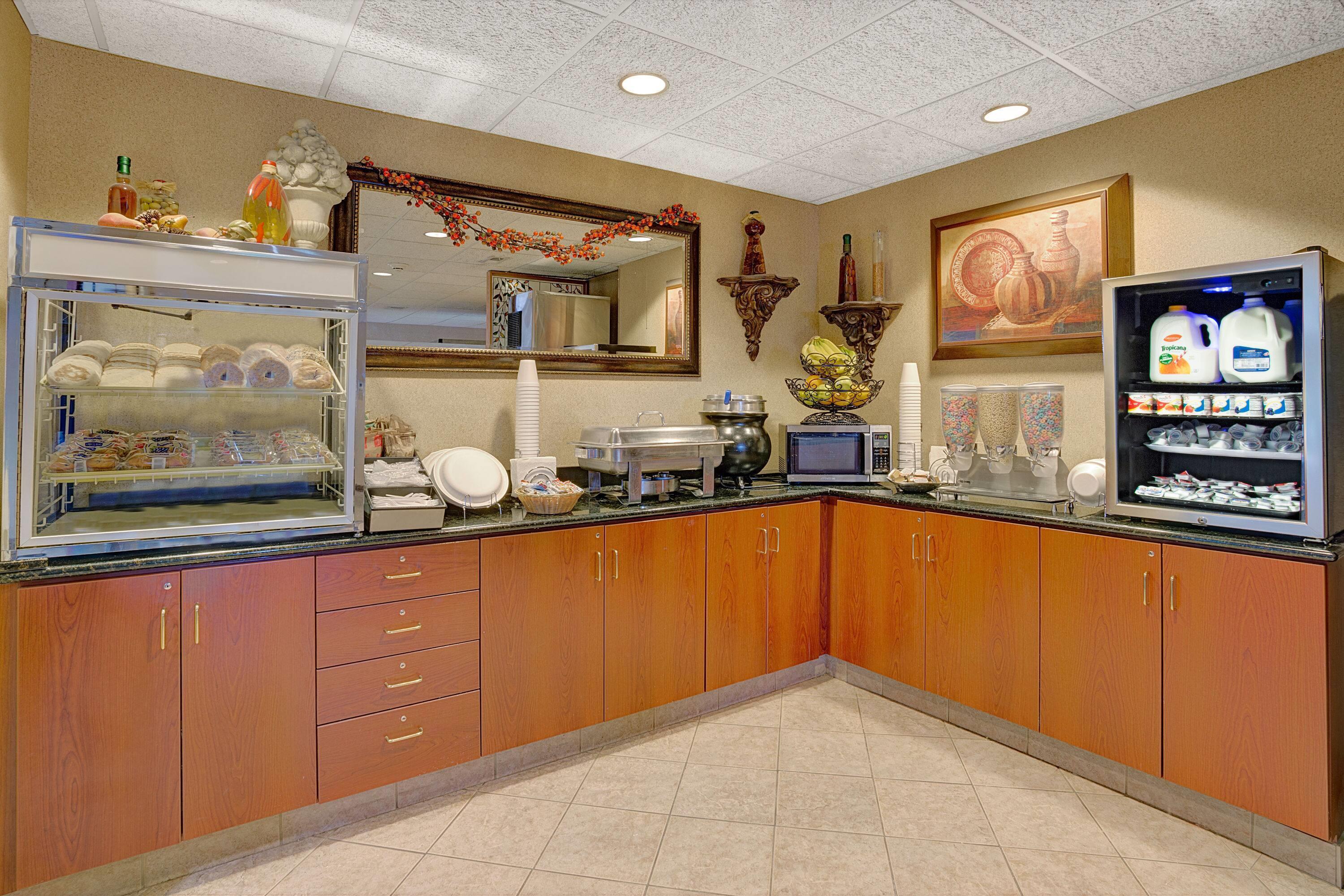 Breakfast Area | Microtel Inn & Suites by Wyndham Indianapolis Airport