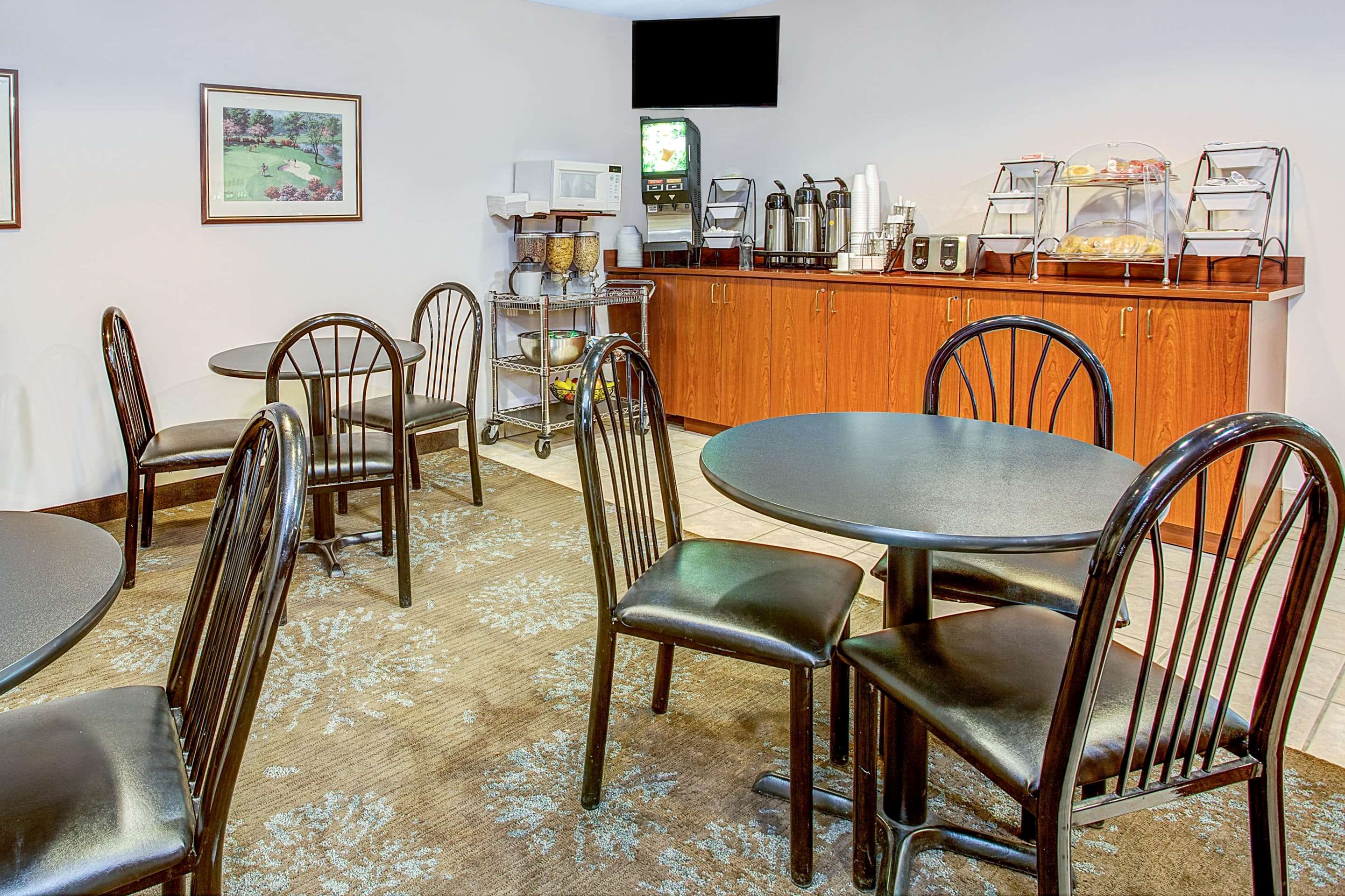 Breakfast Area | Microtel Inn & Suites by Wyndham Mason/Kings Island