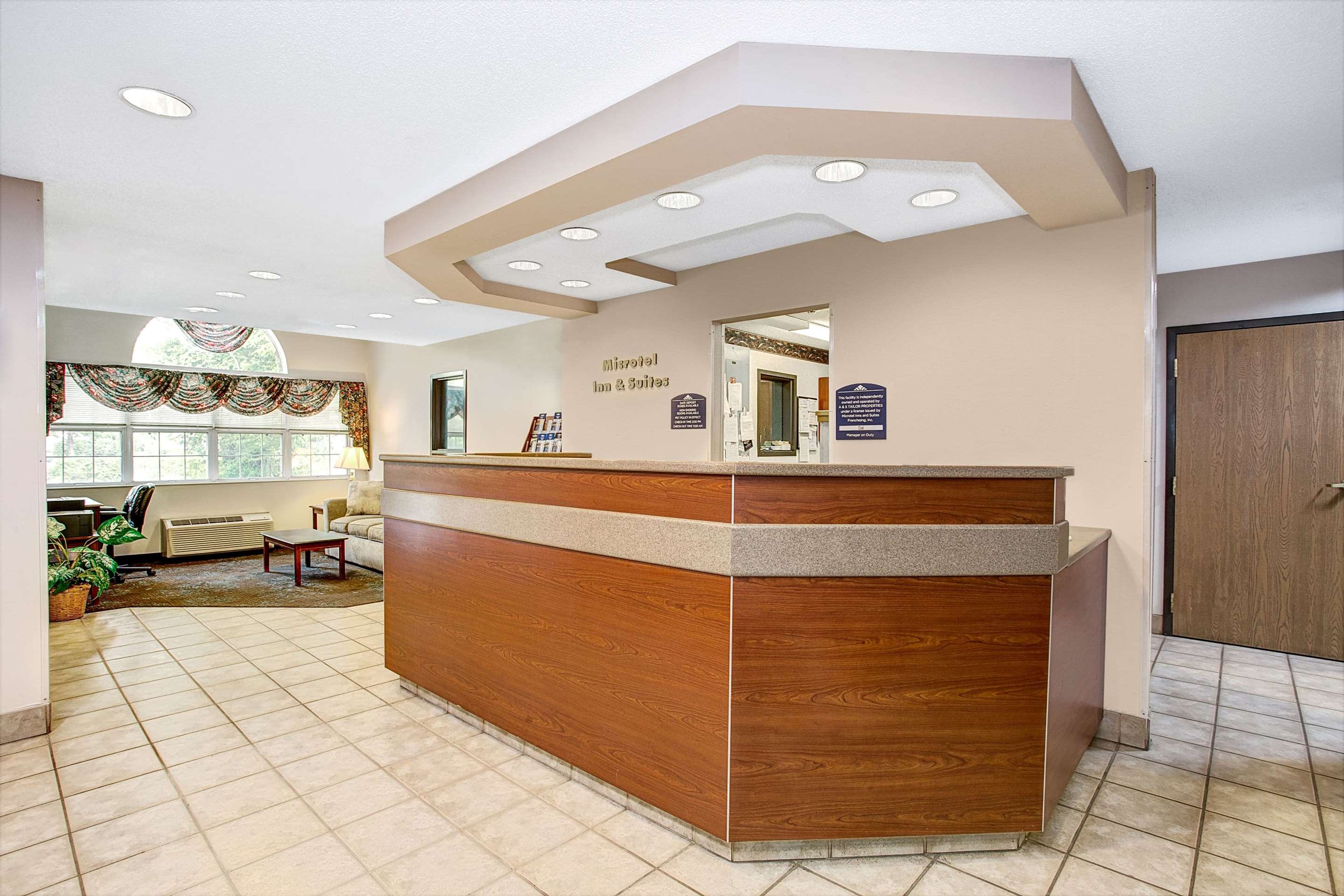 Lobby | Microtel Inn & Suites by Wyndham Mason/Kings Island