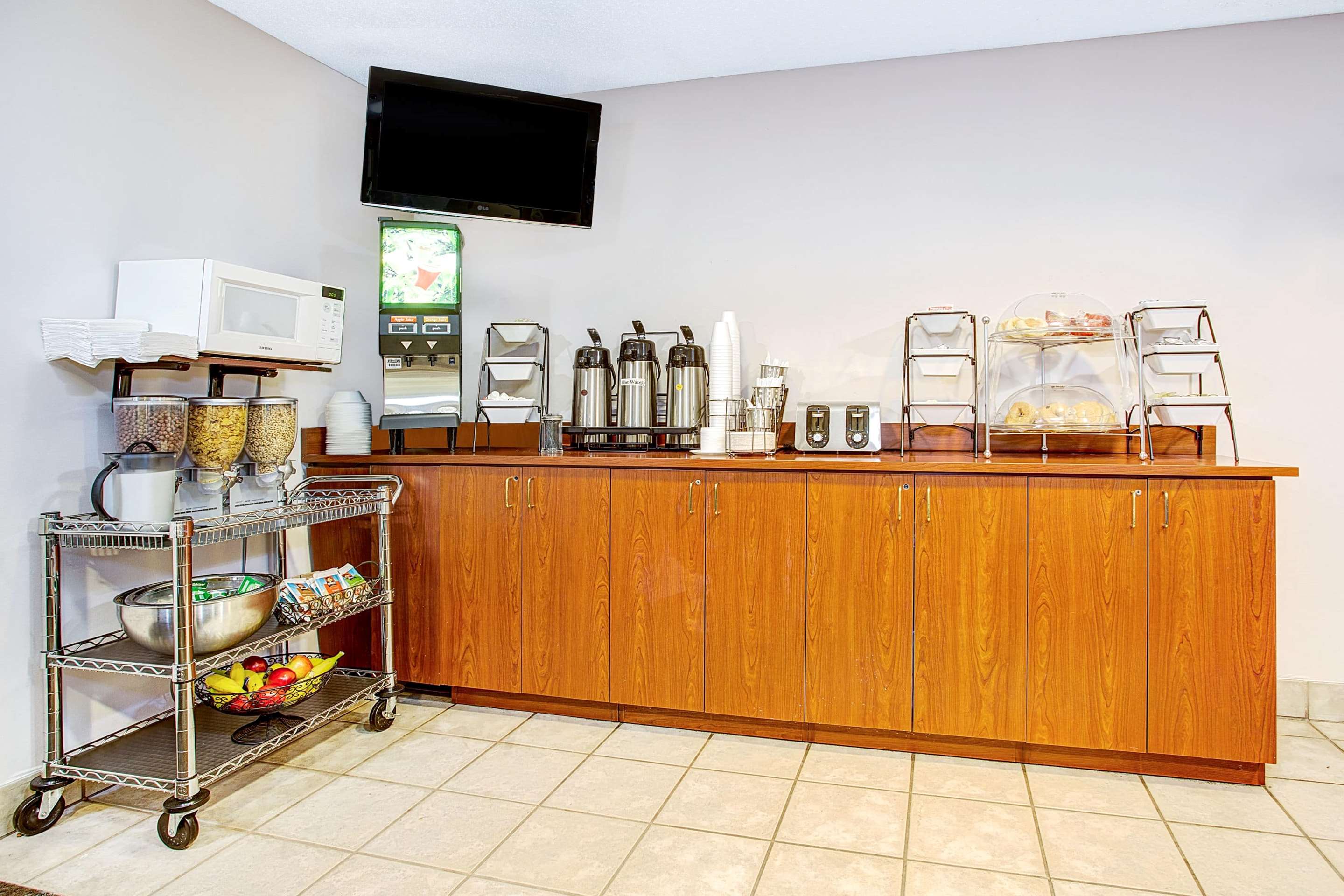 Breakfast Area | Microtel Inn & Suites by Wyndham Mason/Kings Island