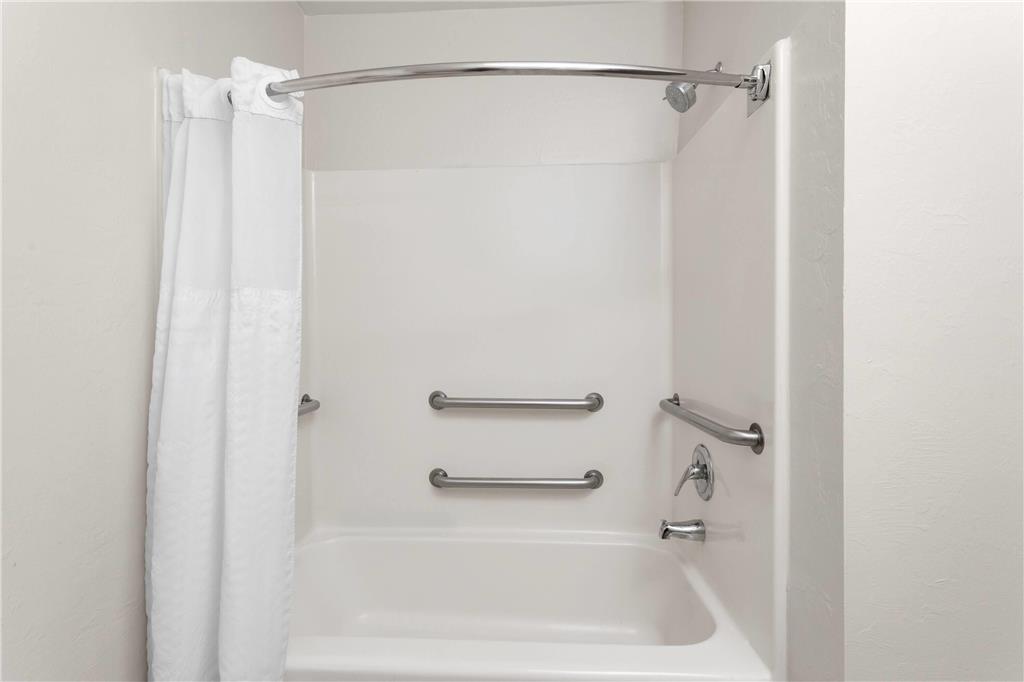 HAWTHORN SUITES BY WYNDHAM NAPLES-guestroom-Guest Room,Bathroom,Accessibility,On-Site.jpg