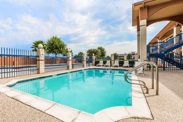Pool - Days Inn Dickinson - I-45, Exit 19