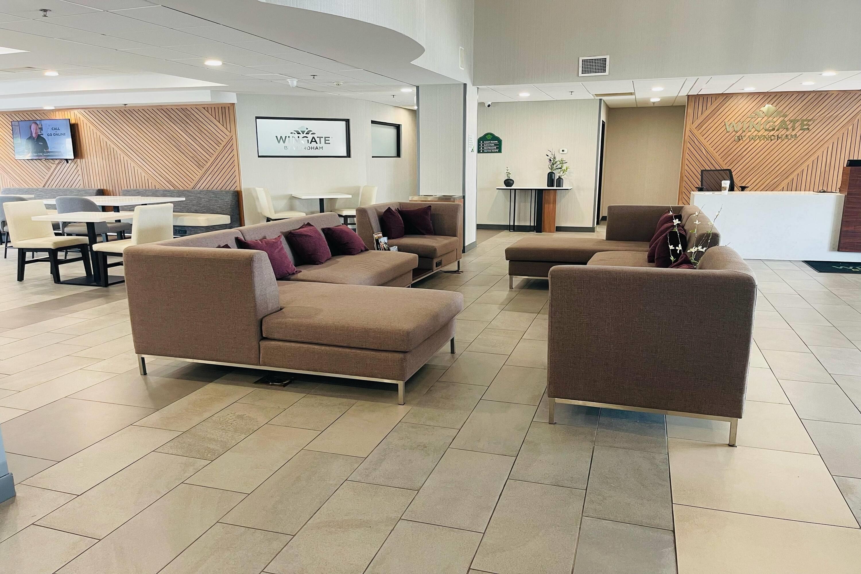 Lobby | Wingate by Wyndham Parkersburg - Vienna