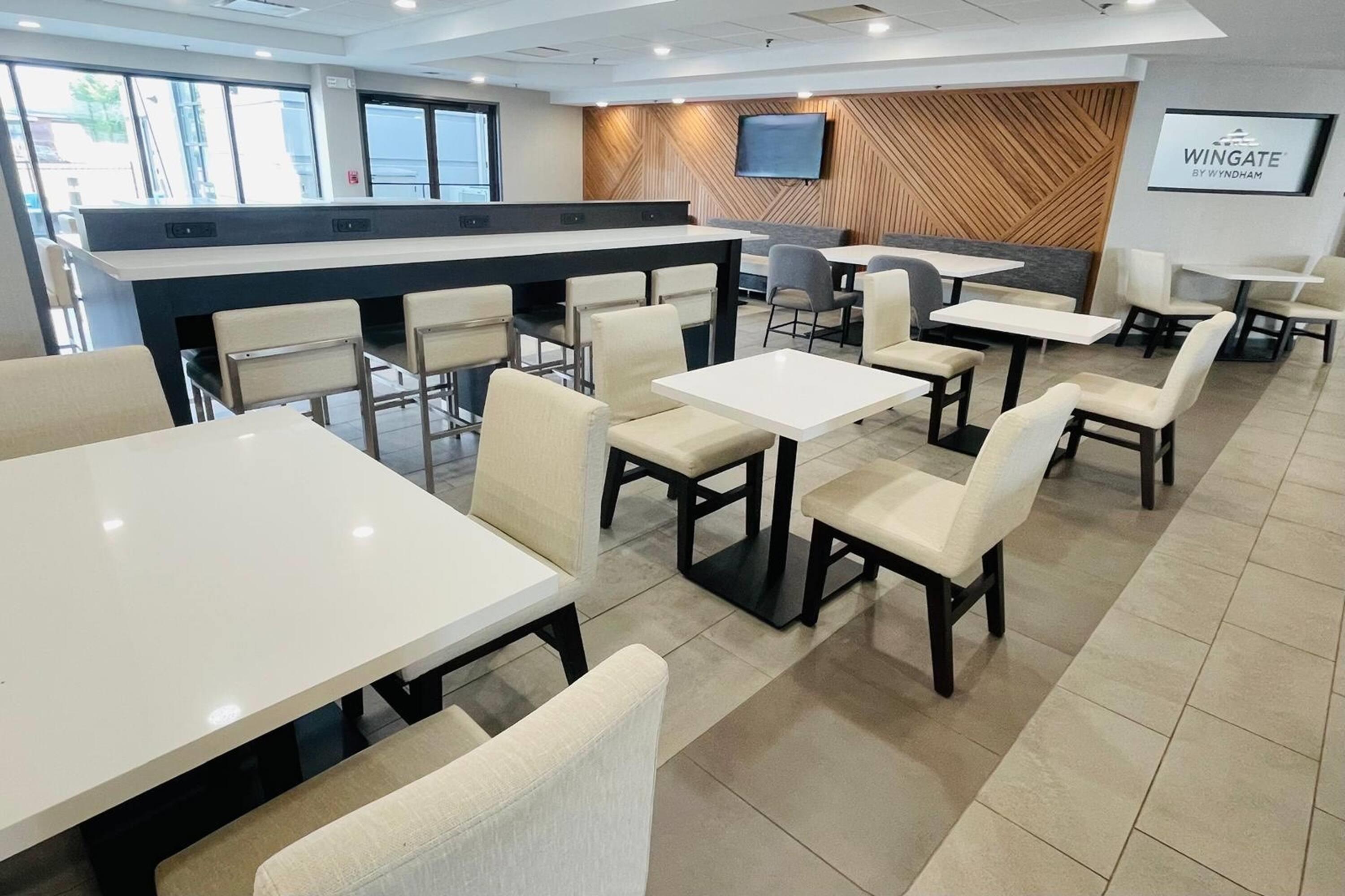 Lobby | Wingate by Wyndham Parkersburg - Vienna