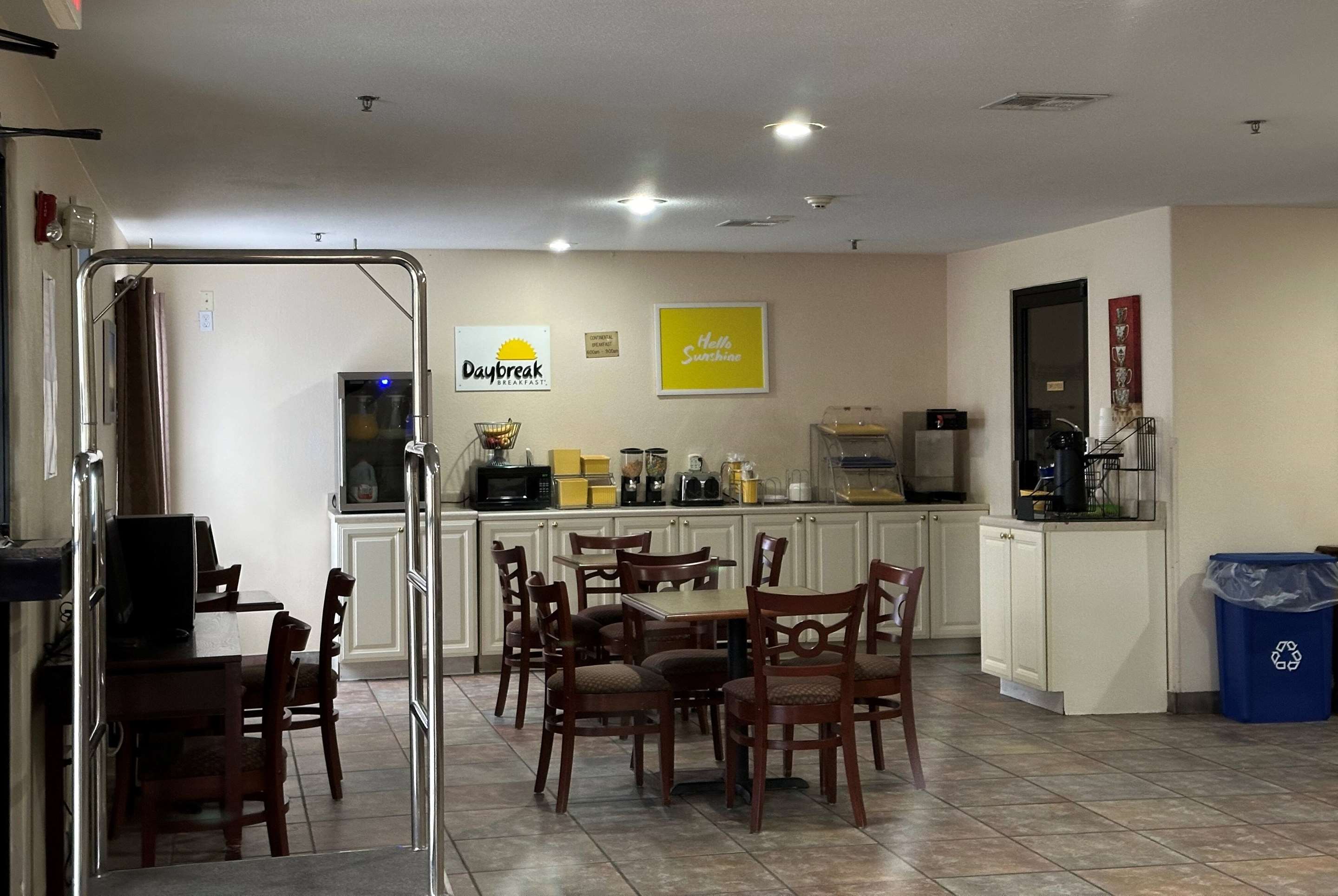 Breakfast Area | Days Inn & Suites by Wyndham Eunice