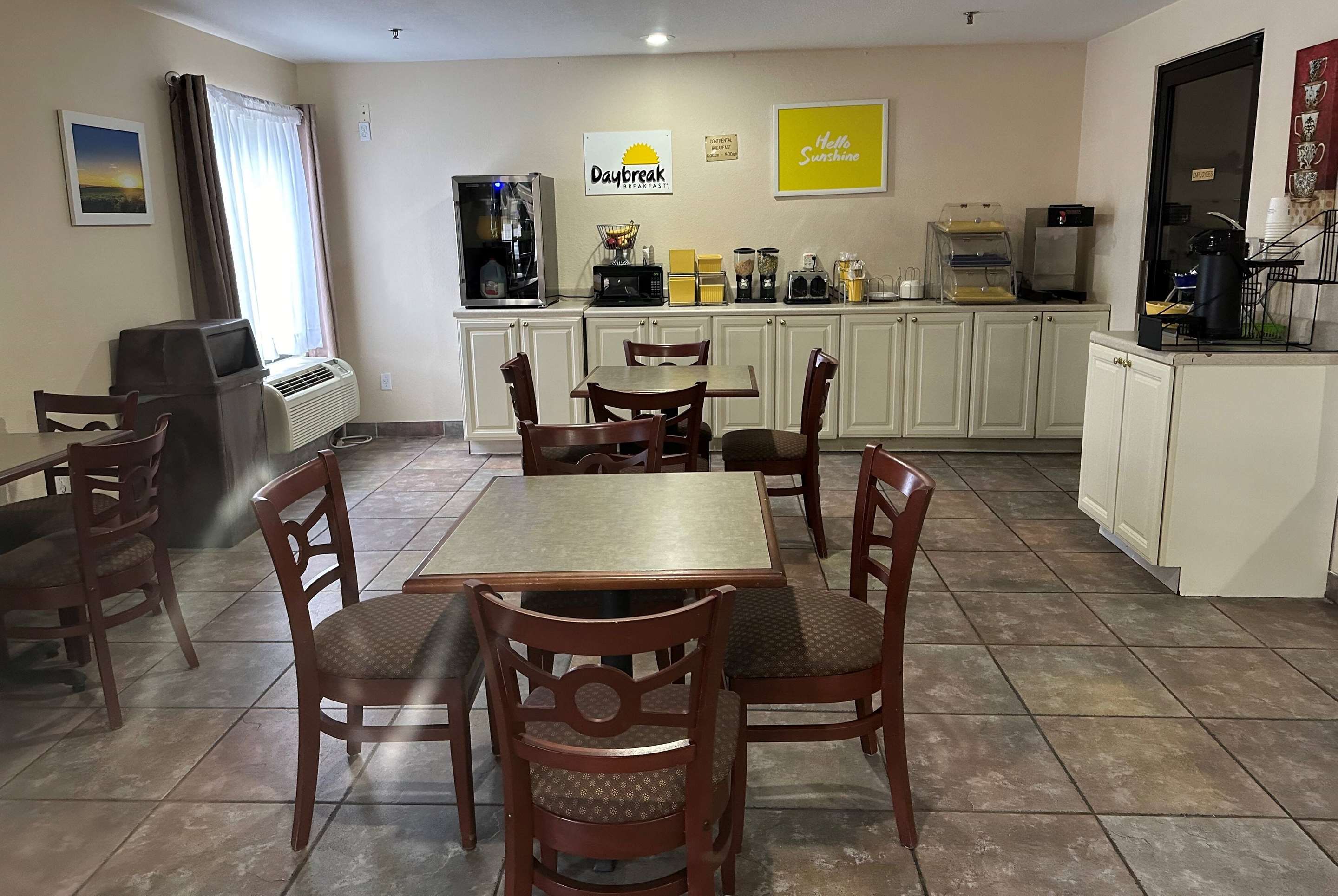 Breakfast Area | Days Inn & Suites by Wyndham Eunice