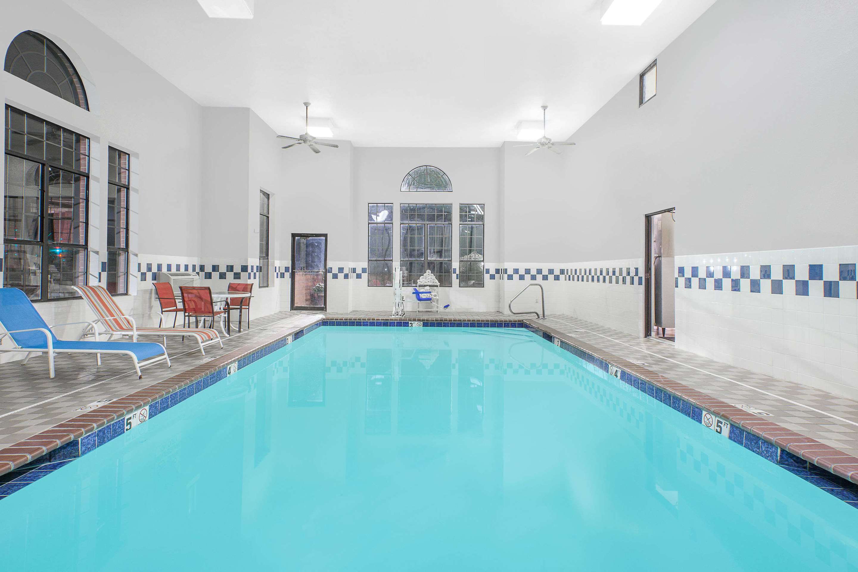 Pool | Super 8 by Wyndham Lowell/Bentonville/Rogers Area