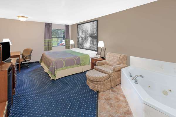 Suite - Super 8 Hotel Lowell - I-540, Exit 78