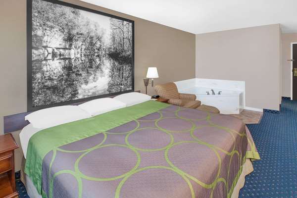 Suite - Super 8 Hotel Lowell - I-540, Exit 78