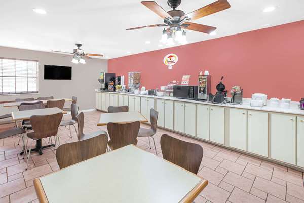  - Super 8 Hotel Lowell - I-540, Exit 78