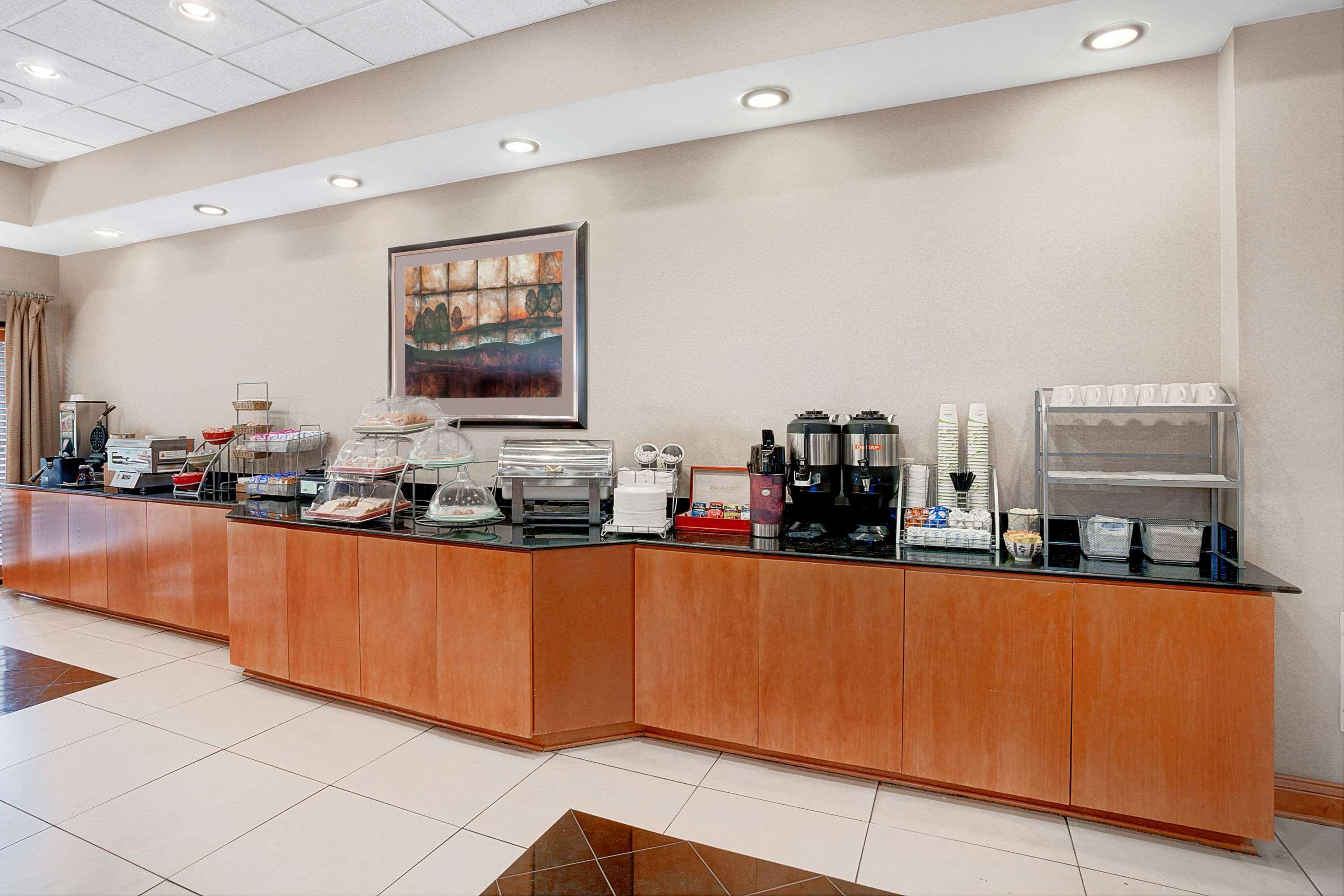 Breakfast Area | Wingate by Wyndham Atlanta Airport Fairburn