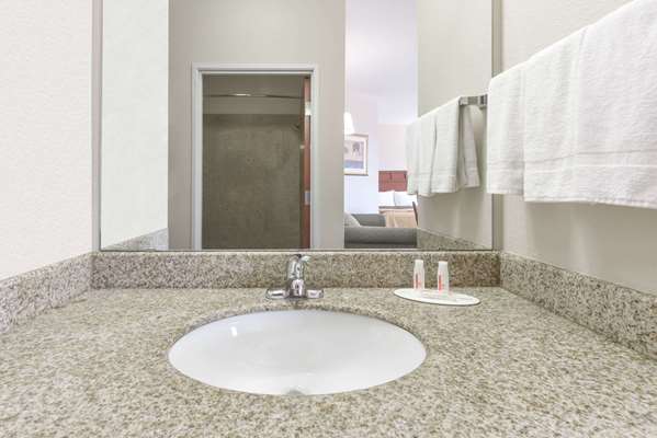  - Super 8 Hotel Alvarado