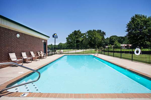 Pool - Days Inn & Suites Wynne